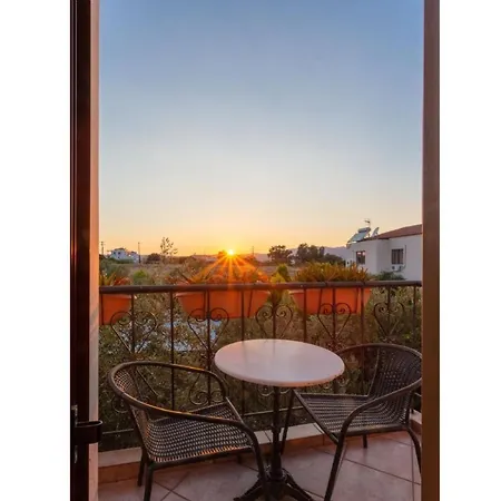 Nineta Villa *