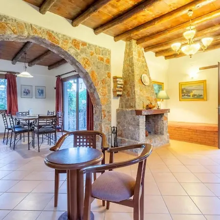 Nineta Villa *